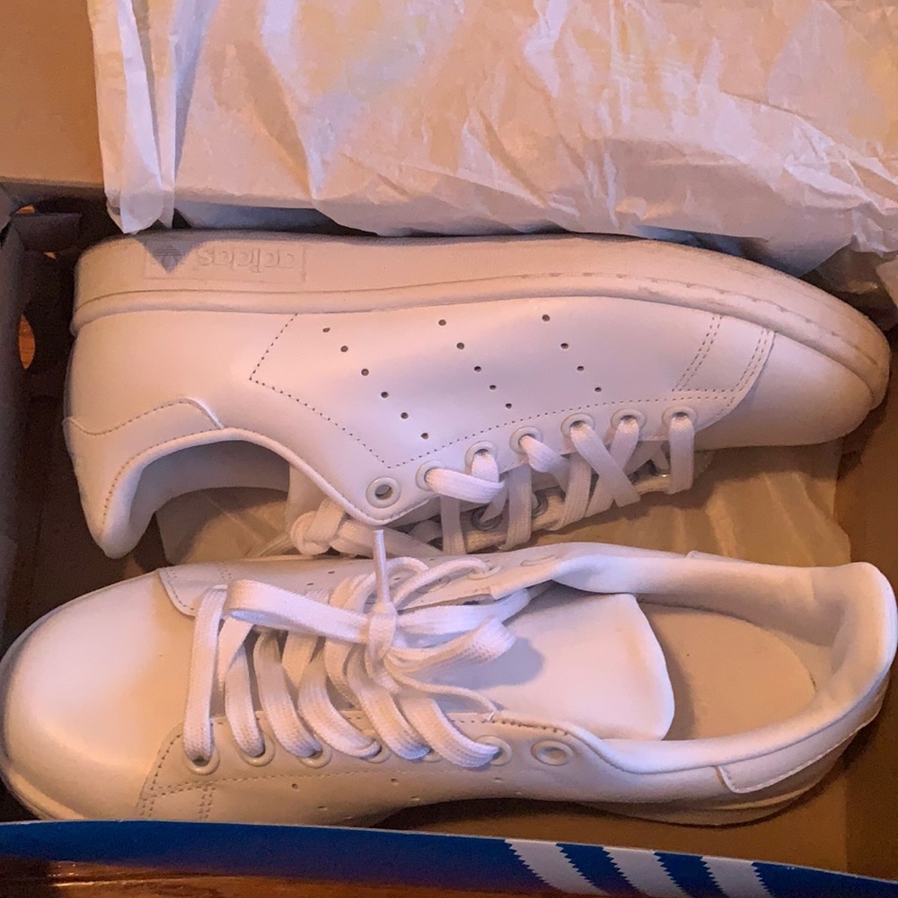 Women size 8/ Men’s 6 Stan Smiths